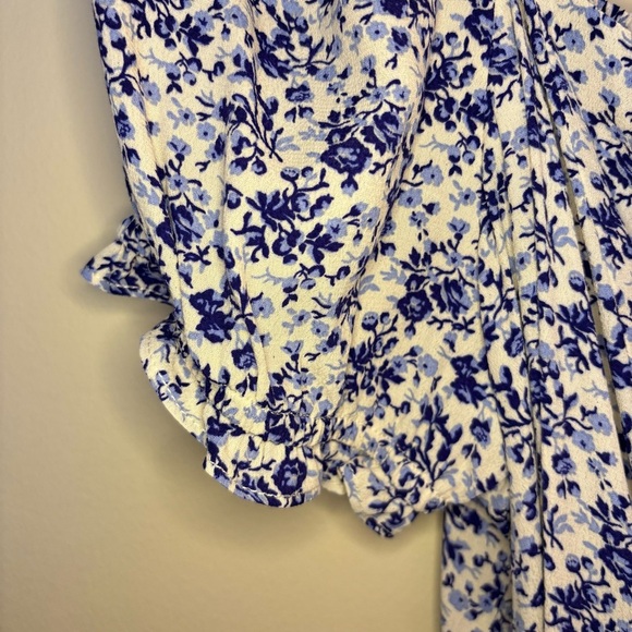 H&M Women’s Blue and White Floral Blouse with Cinched Sleeves Size XXL - Picture 6 of 9